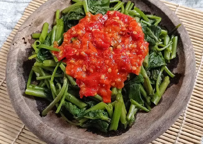 Plecing Kangkung Autentik: Resep Pedas Segar Khas Lombok yang Bikin Nagih!