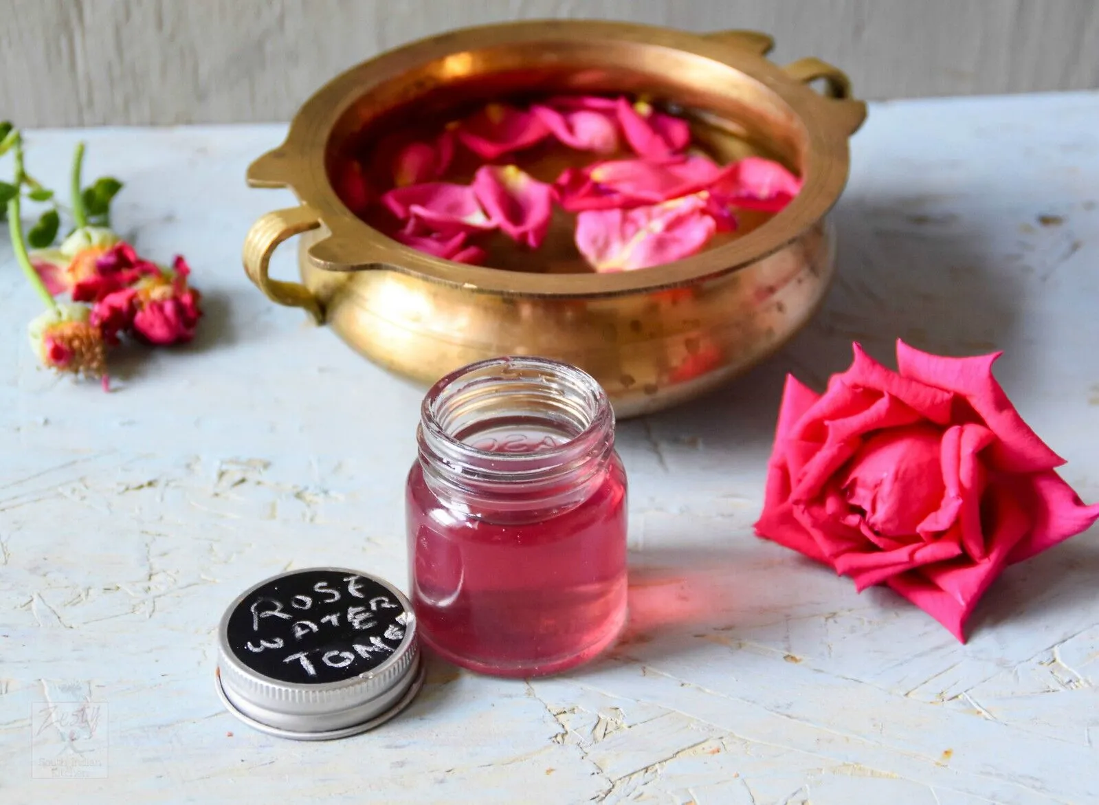 Rose Water Toner untuk Kulit Sensitif, Aman dan Menenangkan
