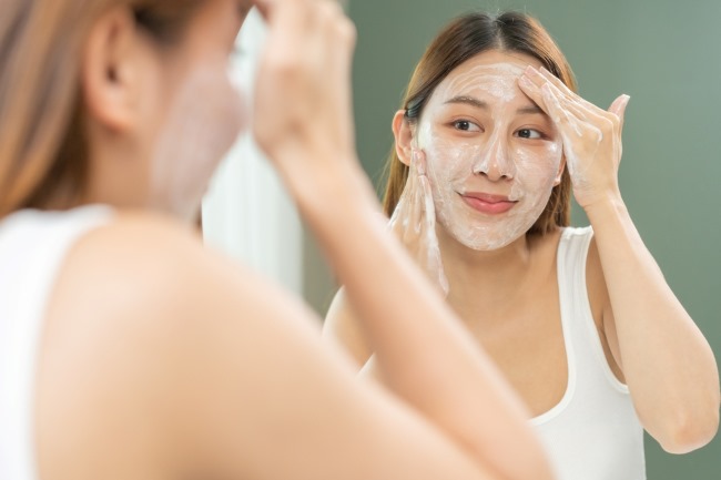 Sabun Muka Multifungsi: Membersihkan, Melembapkan, dan Melindungi Kulit