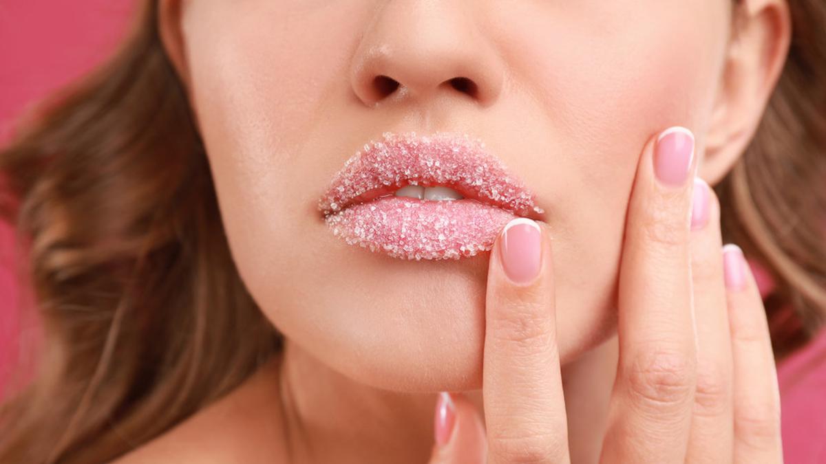 Scrub Bibir untuk Mengatasi Bibir Kering dan Pecah-pecah
