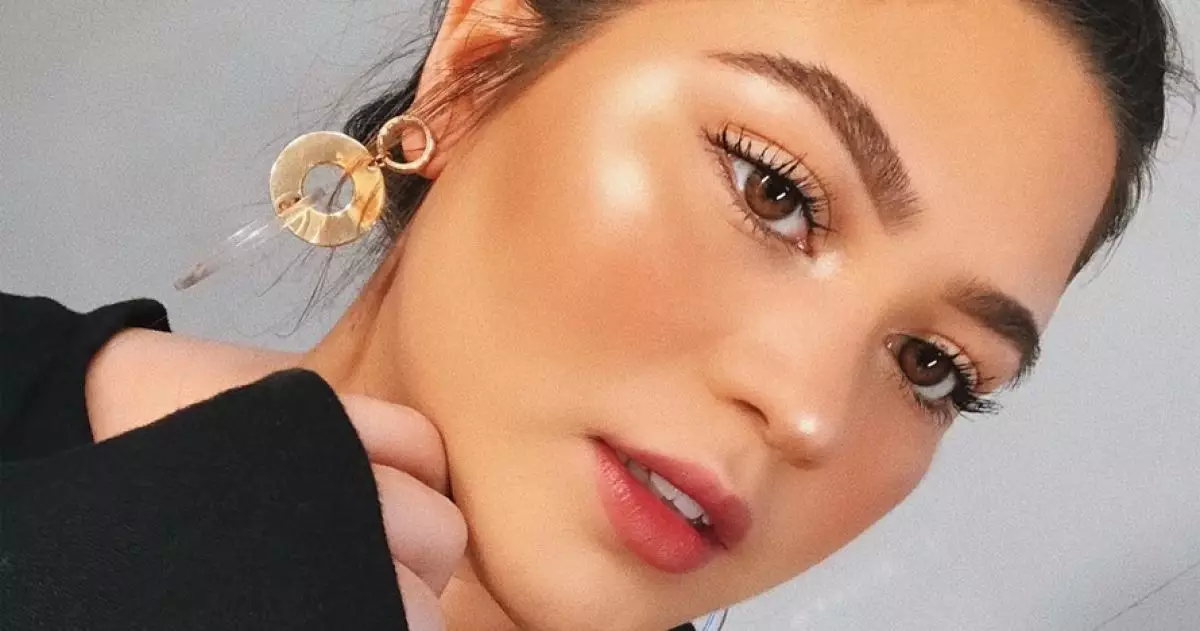 Highlighter Glowing Makeup