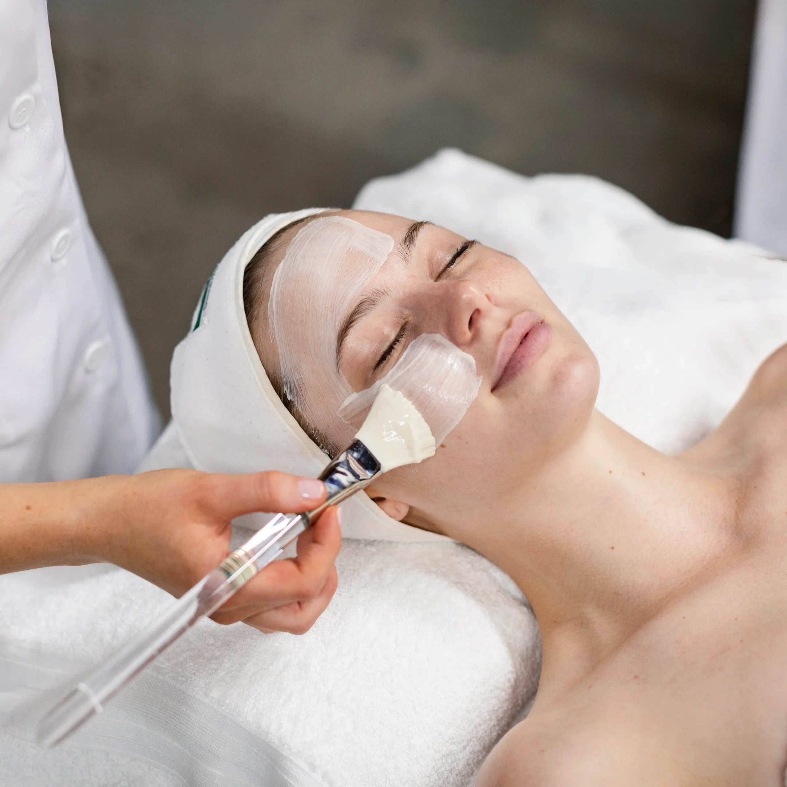 Enzyme Facial Eksfoliasi Lembut untuk Kulit Sensitif Bercahaya