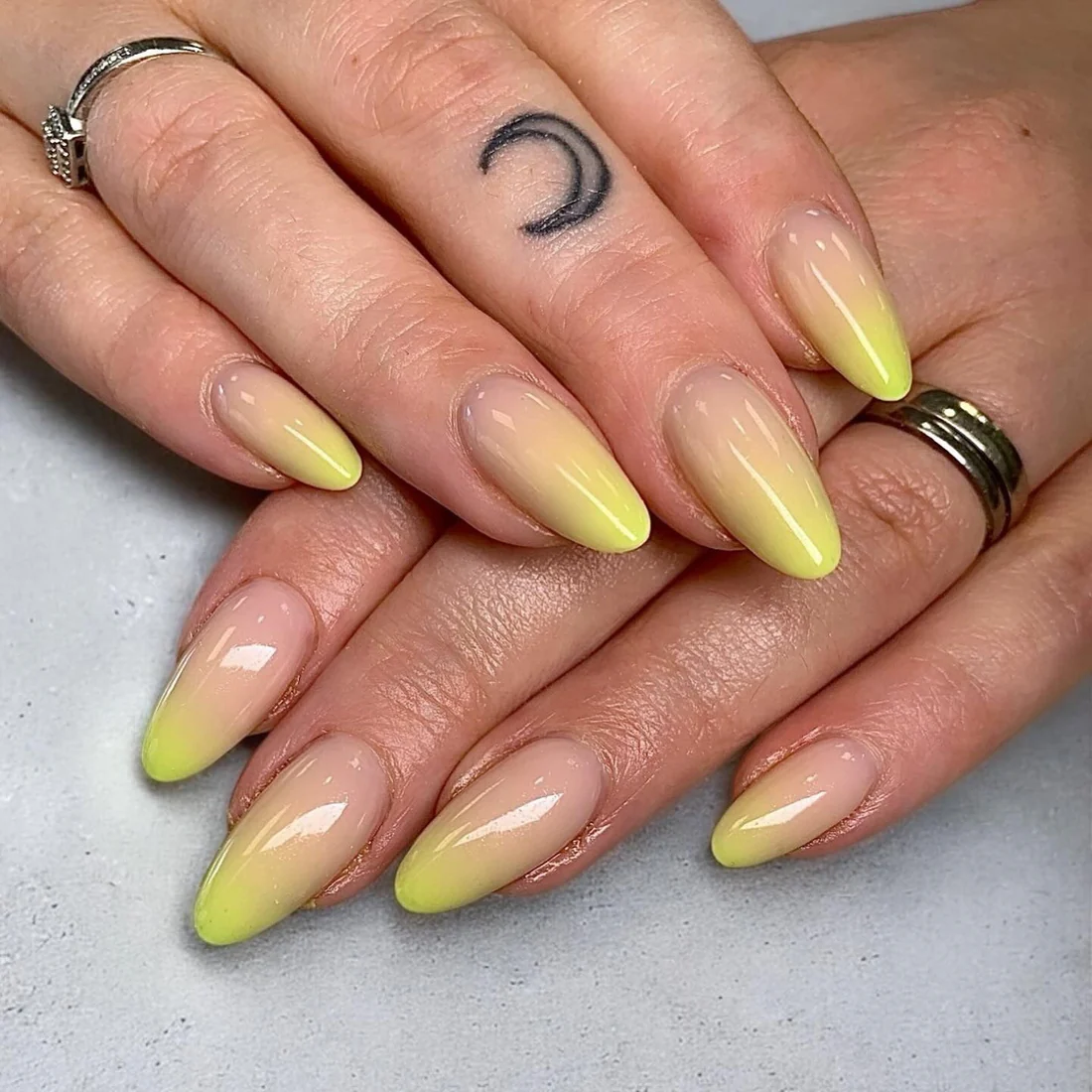 Nail Art Ombre Teknik Gradasi Warna Kuku yang Memesona