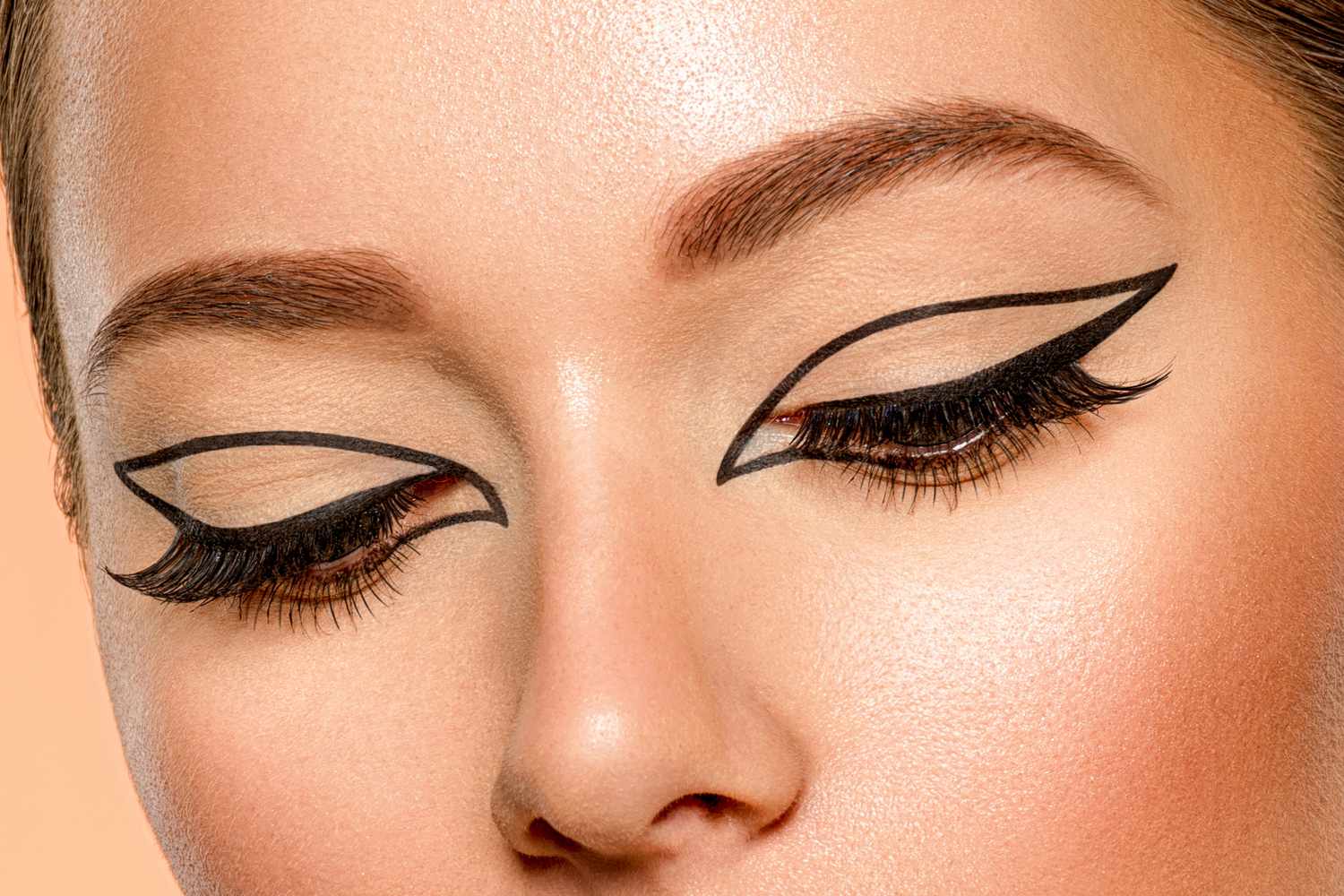 Graphic Liner Tren Eyeliner Artistik untuk Tampilan Berani dan Unik