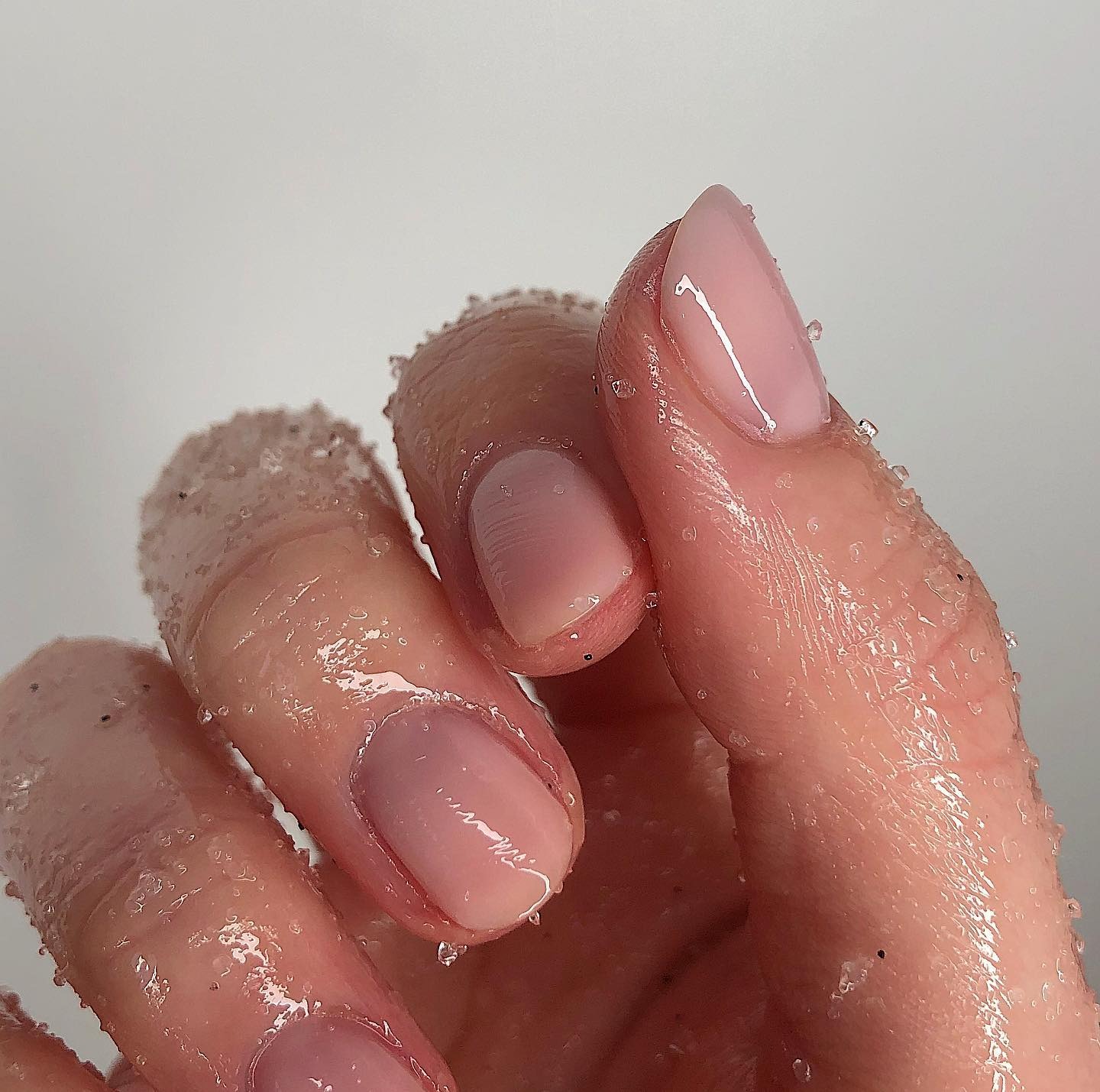Soap Nails: Tren Manikur Minimalis dengan Tampilan Bersih