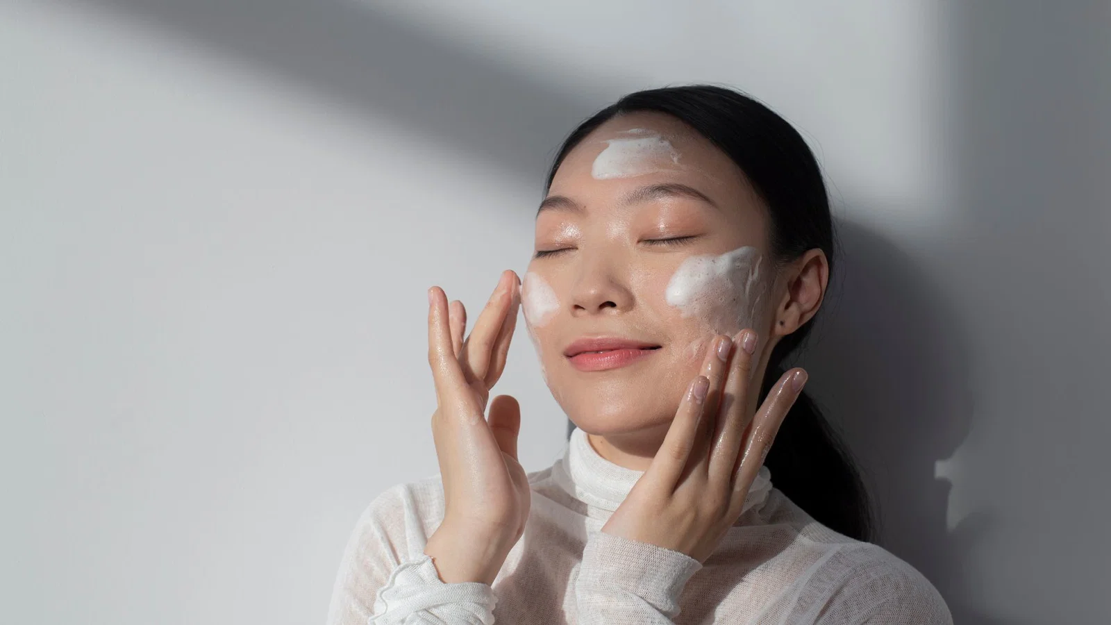 Circadian Skincare: Rutinitas Perawatan Sesuai Jam Biologis