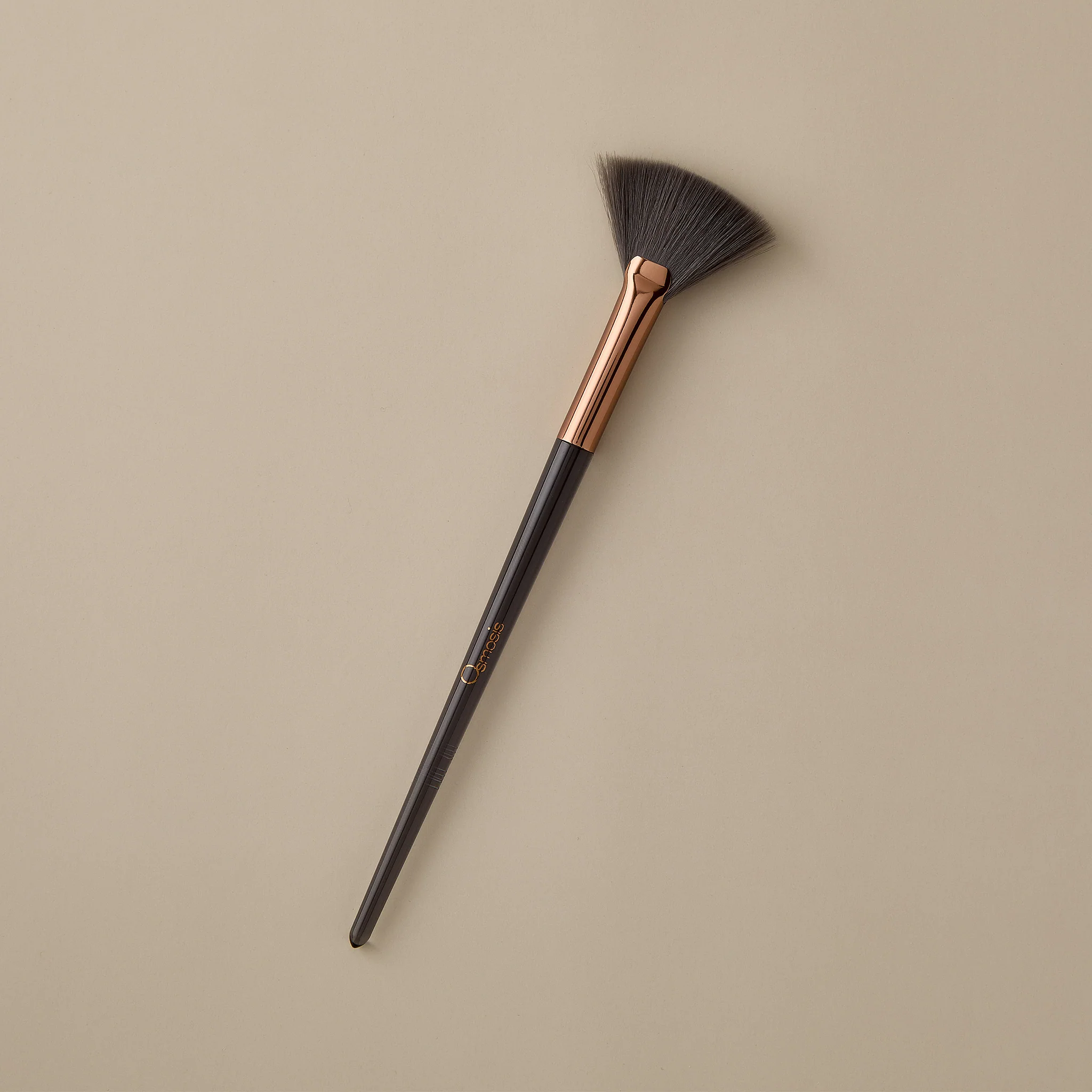Fan Brush Menjadi Alat Makeup yang Membantu Memberikan Hasil Akhir Lebih Elegan