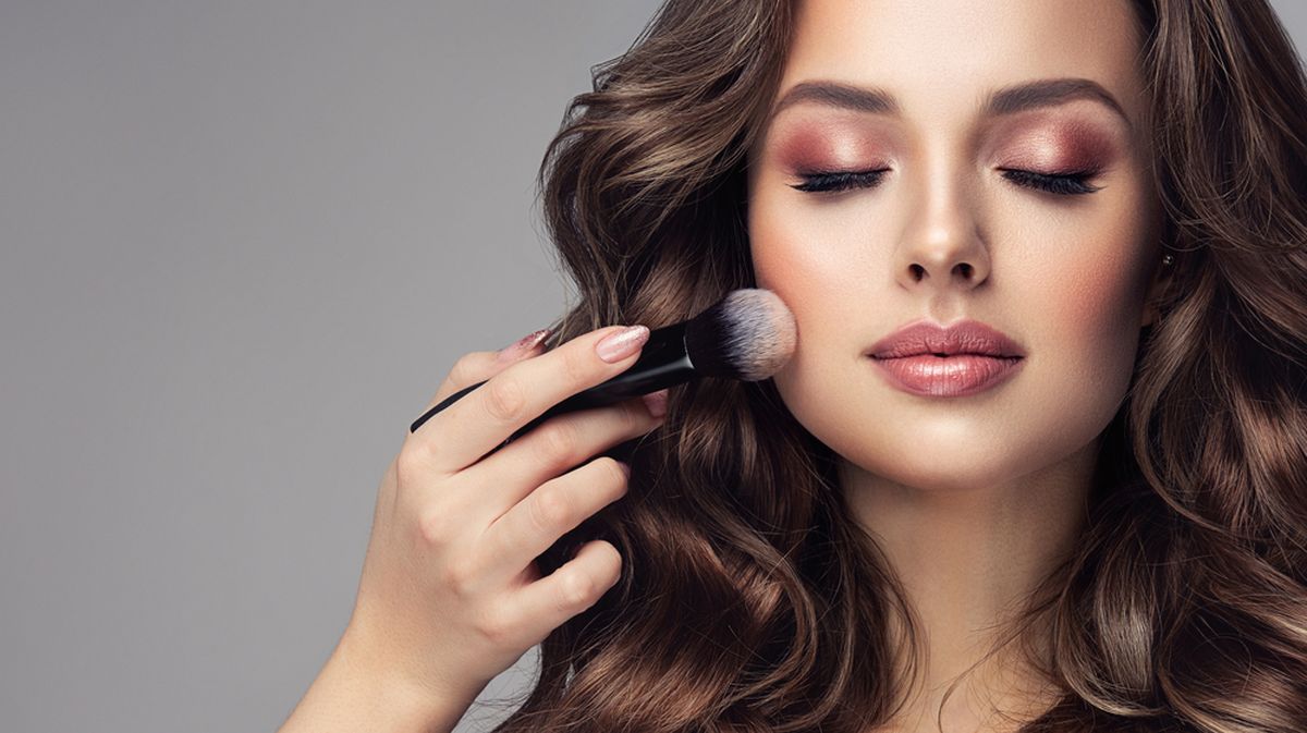 Makeup Pesta Elegan yang Tahan Lama